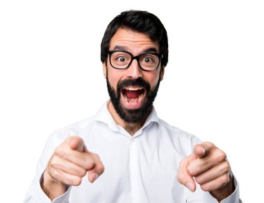 Öne doğru işaret gözlüklü yakışıklı adam