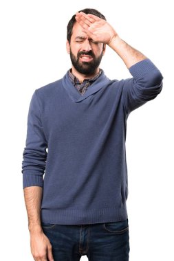 Beyaz zemin üzerine ateşle sakallı yakışıklı esmer adam