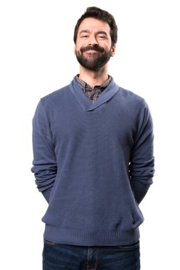 Beyaz arka plan üzerinde sakallı mutlu yakışıklı esmer adam