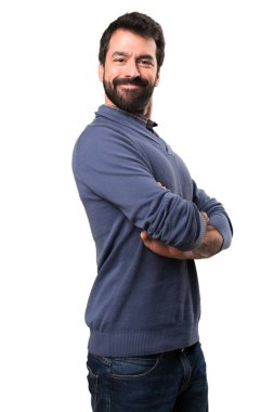 Kollarını ile sakallı yakışıklı esmer adam beyaz arka plan üzerinde çarpı işareti