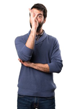 Beyaz arka plan üzerinde espri sakallı yakışıklı esmer adam