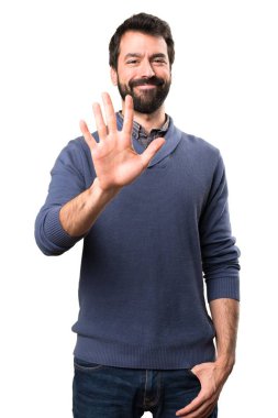 Beş beyaz arka plan üzerinde sayma sakallı yakışıklı esmer adam