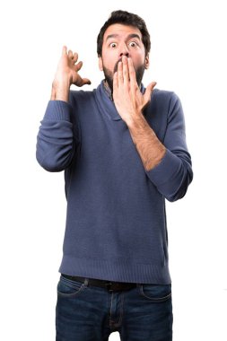 Esmer yakışıklı beyaz arka plan üzerinde sakal yapma sürpriz hareketi ile