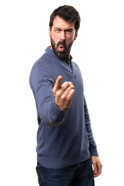 Beyaz zemin üzerine bağırarak sakallı yakışıklı esmer adam