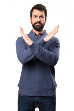 Beyaz arka plan üzerinde hiçbir jest yapma sakallı yakışıklı esmer adam