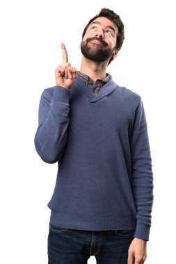 Beyaz arka plan üzerinde yukarıyı sakallı yakışıklı esmer adam