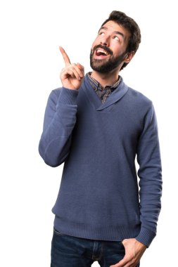 Esmer yakışıklı beyaz arka planı sakalını düşünce ile