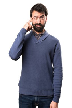 Esmer yakışıklı beyaz arka planı sakalını düşünce ile