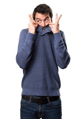 Beyaz arka plan üzerinde sakallı yakışıklı esmer adam