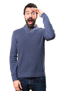 Bir şey beyaz arka plan üzerinde gösterilen sakallı yakışıklı esmer adam