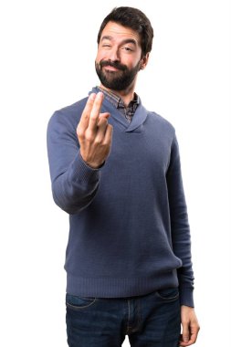 Beyaz arka plan üzerinde önümüzdeki jest yapıyor sakallı yakışıklı esmer adam