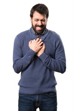 Beyaz arka plan üzerinde kalp acıyla sakallı yakışıklı esmer adam