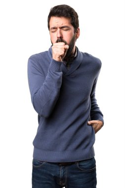 Sakalı çok beyaz zemin üzerine öksürük ile esmer yakışıklı