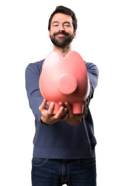 Beyaz zemin üzerinde bir servet tutan sakallı mutlu yakışıklı esmer adam