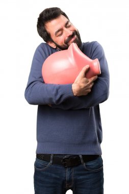 Beyaz zemin üzerinde bir servet tutan sakallı mutlu yakışıklı esmer adam