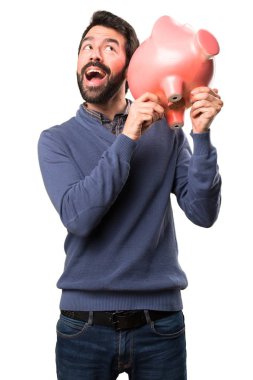 Beyaz zemin üzerinde bir servet tutan sakallı sürpriz yakışıklı esmer adam