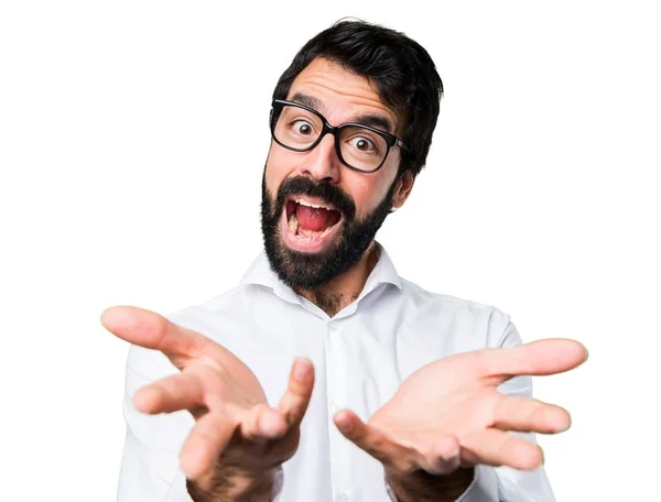 Hombre guapo con gafas presentando algo —  Fotos de Stock