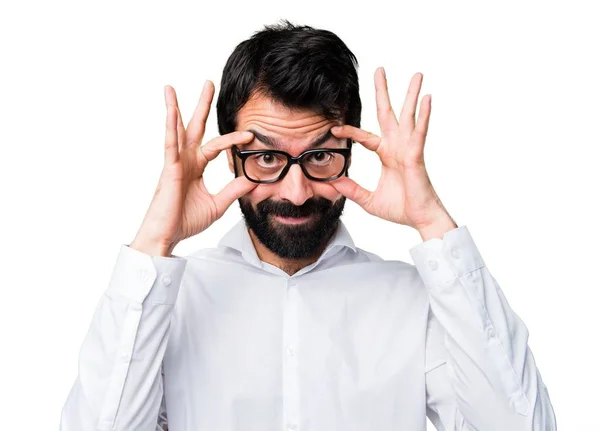 Knappe man met bril tonen iets — Stockfoto