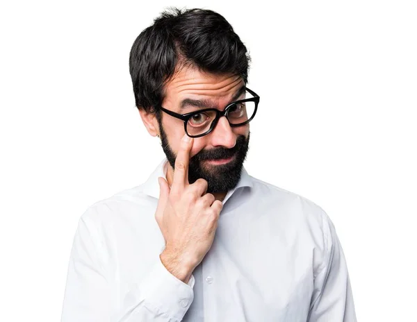 Bonito homem com óculos mostrando algo — Fotografia de Stock