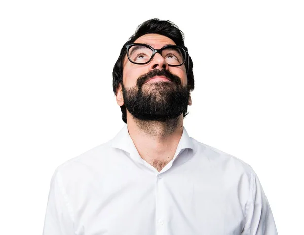 Hombre guapo con gafas mirando hacia arriba — Foto de Stock