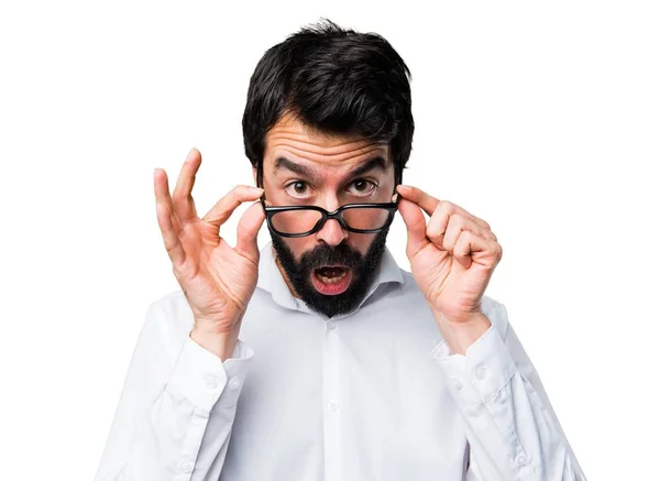 Knappe man met bril verrassing gebaar maken — Stockfoto