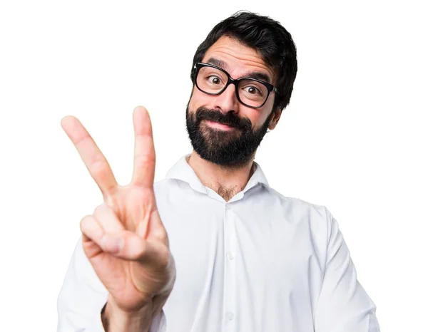 Pohledný muž s brýlemi dvě počítání — Stock fotografie