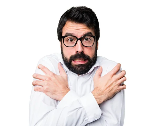 Knappe man met een ijskoude bril — Stockfoto