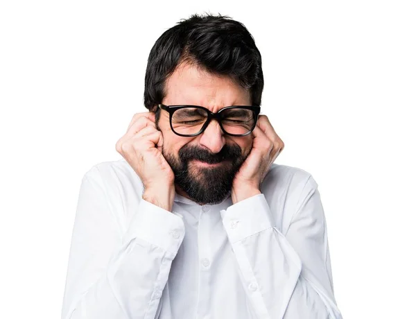 Przystojny mężczyzna w okularach, obejmujące jego uszy — Zdjęcie stockowe