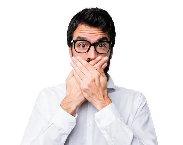 Hombre guapo con gafas cubriéndose la boca — Foto de Stock