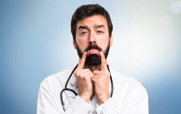 Triste giovane medico su sfondo blu — Foto Stock