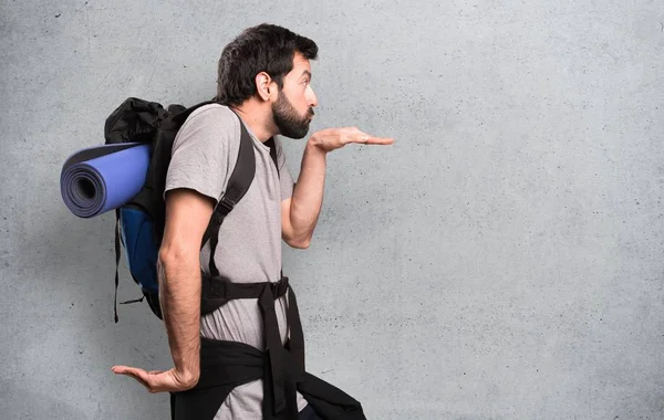 Schöner Backpacker, der auf strukturiertem Hintergrund tanzt — Stockfoto