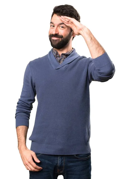 Bello bruna uomo con barba saluti su sfondo bianco — Foto Stock