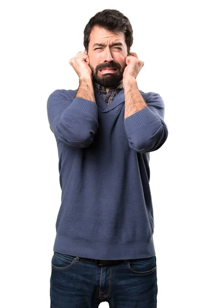 Bonito morena homem com barba cobrindo seus ouvidos no fundo branco — Fotografia de Stock