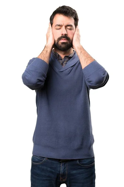 Przystojny mężczyzna brunetka z brodą, obejmujące jego uszy na białym tle — Zdjęcie stockowe