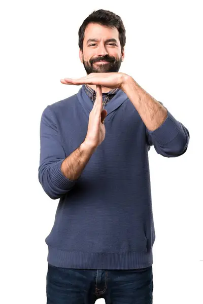 Snygg brunett man med skägg gör timeout gest på vit bakgrund — Stockfoto