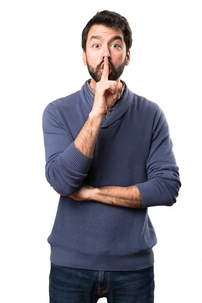 Bonito morena homem com barba fazendo gesto de silêncio no fundo branco — Fotografia de Stock