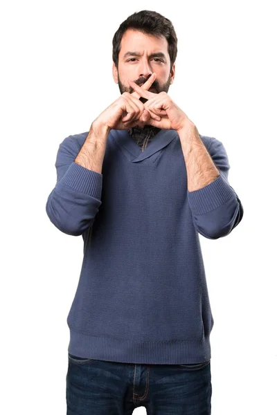 Komea brunette mies parta tehdä hiljaisuus ele valkoisella taustalla — kuvapankkivalokuva