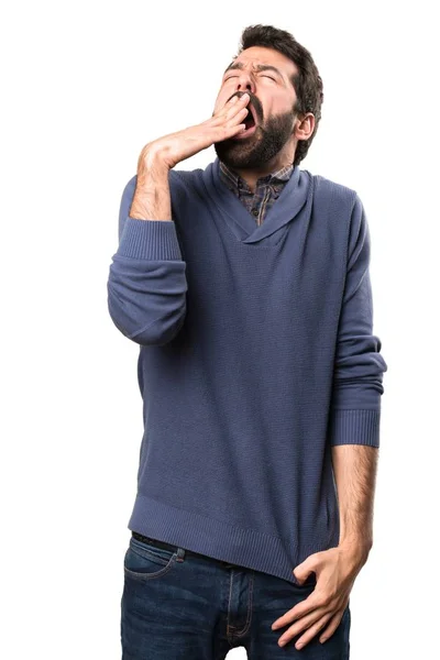 Przystojny mężczyzna brunetka z brodą ziewanie na białym tle — Zdjęcie stockowe