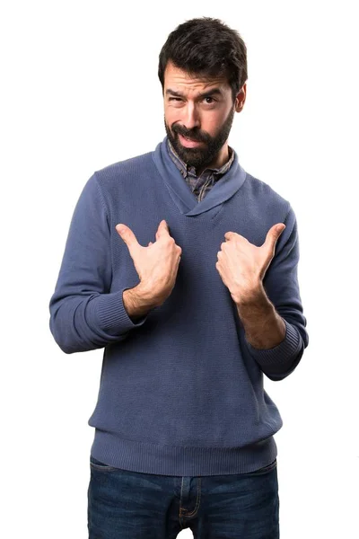 Hombre guapo morena con barba haciendo gesto sorpresa sobre fondo blanco — Foto de Stock