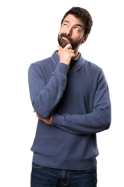 Hezký brunetka muž s vousy myšlení na bílém pozadí — Stock fotografie