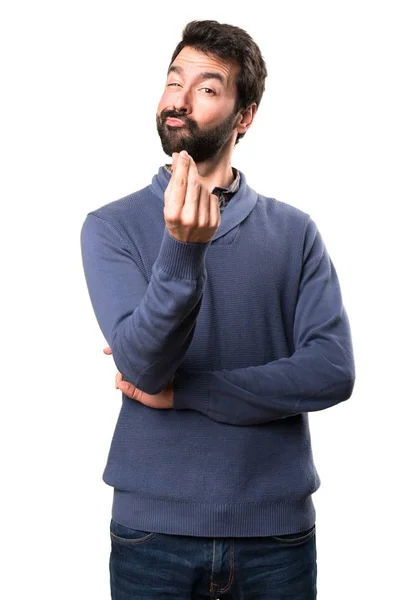 Hezký brunetka muž s vousy vydělávání peněz gesto na bílém pozadí — Stock fotografie