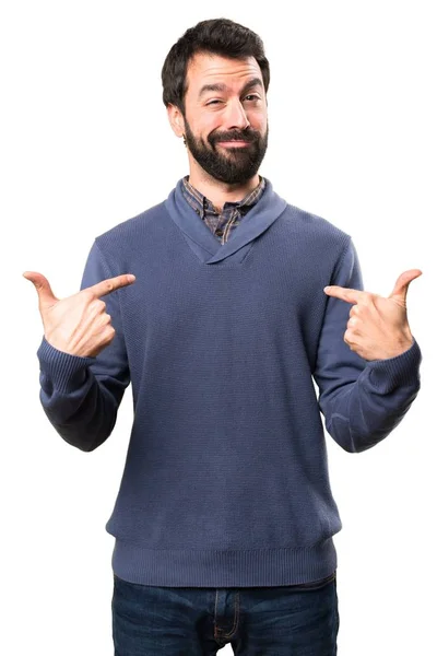 Hombre guapo morena con barba orgullosa de sí mismo sobre fondo blanco — Foto de Stock