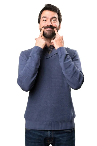 Hombre morena guapo feliz con barba sobre fondo blanco — Foto de Stock