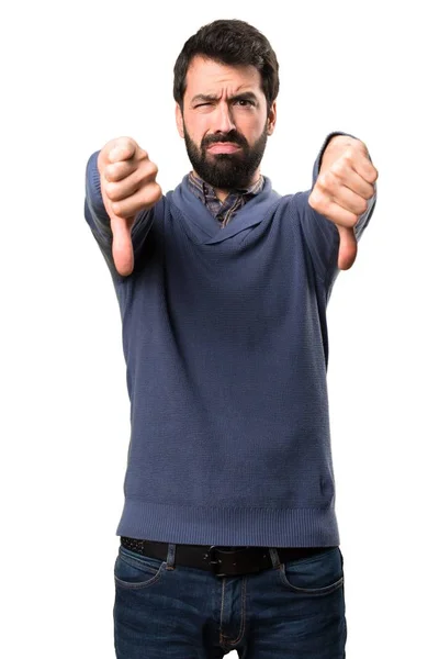 Bonito morena homem com barba fazendo mau sinal no fundo branco — Fotografia de Stock