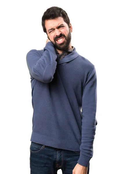 Beyaz arka plan üzerinde boyun ağrısı ile sakallı yakışıklı esmer adam — Stok fotoğraf
