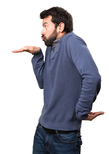 Hombre guapo morena con barba bailando sobre fondo blanco — Foto de Stock