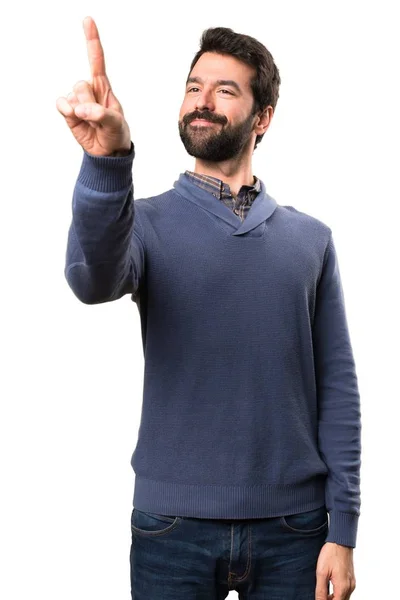 Όμορφος μελαχρινή άνδρας με γενειάδα που αγγίζει σε διάφανη οθόνη σε λευκό φόντο — Φωτογραφία Αρχείου