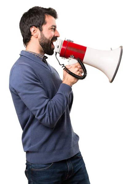 Hombre guapo morena con barba sosteniendo un megáfono sobre fondo blanco — Foto de Stock