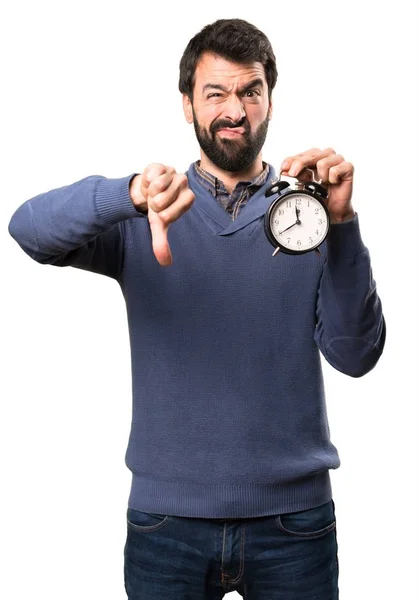 Bonito morena homem com barba segurando relógio vintage no fundo branco — Fotografia de Stock