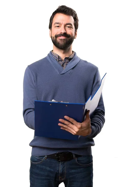 在白色背景下的一个文件夹的胡子的快乐英俊的黑发男子 — 图库照片